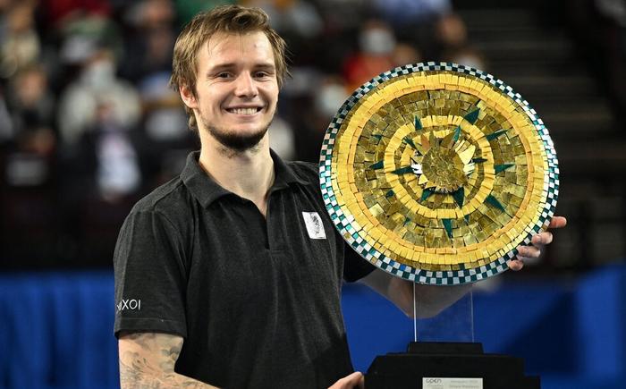 严肃对待与 严肃对待与